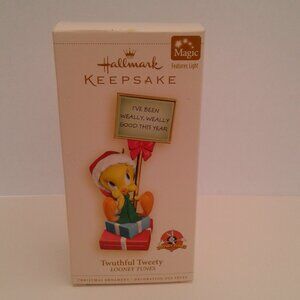 2006 Hallmark Ornament "Twuthful Tweety"